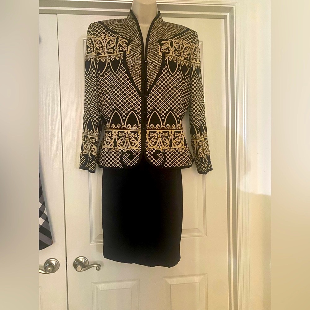 ADRIANNA PAPELL woman’s size 12, woman’s 2 pc 100% silk skirt, lined jacket top